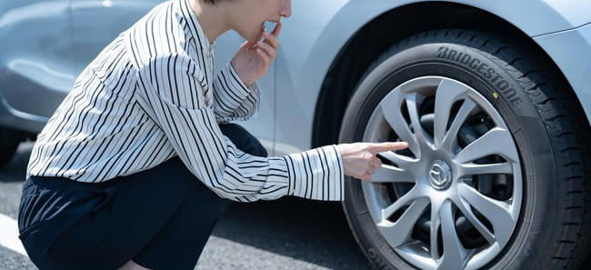 タイヤの空気圧をチェックする頻度はどのくらい？, 理想は「月に1回」自然と5〜10%は抜けていく, 高速道路に乗る前や「気温が急に下がった時」は必須, 長期間動かさない車こそ、点検が必要な理由, 空気圧不足を放置するとどうなる？3つのデメリット, 1. ガソリン代が高くなる（燃費の悪化）, 2. タイヤの寿命が短くなる（偏摩耗による出費増）, 3. 高速道路でのバースト（破裂）や事故のリスク, タイヤの空気圧は「どれくらいまで」なら大丈夫？, 許容範囲は「指定空気圧のマイナス10%」まで, ベストは「指定値 ＋ 10〜20kPa」の少し多め, 1本だけ極端に低い場合は「数値内」でも要注意, スペアタイヤの空気圧も忘れてはいけない, どこで、どうやって入れる？初心者でも安心のガイド, ガソリンスタンドなら点検・補充が無料でできる, チェックは「タイヤが冷えている時」が最も正確, 自分の車の「指定空気圧」はどこで確認できる？, ついでに見ておきたい！タイヤの健康チェック, 溝に「スリップサイン」が出ていないか, タイヤの側面に「ひび割れや傷」はないか, 空気の出口「ゴムバルブ」の劣化も見逃さない, タイヤの空気圧管理は「最も身近な安全投資」