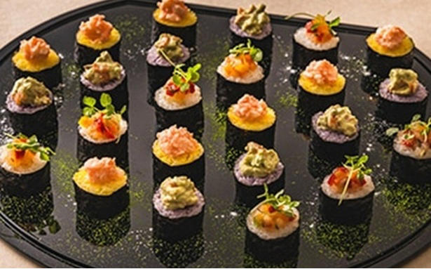 オードブルやブルスケッタで野菜を“少しずつ、たくさん”楽しむ, ライブキッチンで五感が満たされる！ビーフステーキ、にぎり寿司、海老の天ぷらも, 苺好き必見！約12種の苺デザートで“心ときめく”デザートタイム, シェフ渾身のひと皿「牛肉のパイ包み焼き」＆「苺のヴァシュラン仕立て」は必食, 3ホテル合同スタンプラリーでお得にブッフェ巡り