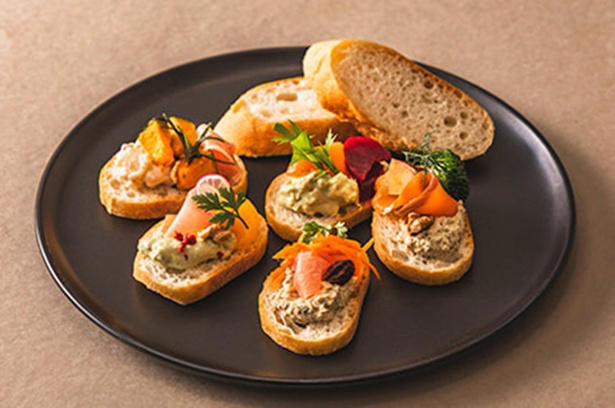 オードブルやブルスケッタで野菜を“少しずつ、たくさん”楽しむ, ライブキッチンで五感が満たされる！ビーフステーキ、にぎり寿司、海老の天ぷらも, 苺好き必見！約12種の苺デザートで“心ときめく”デザートタイム, シェフ渾身のひと皿「牛肉のパイ包み焼き」＆「苺のヴァシュラン仕立て」は必食, 3ホテル合同スタンプラリーでお得にブッフェ巡り