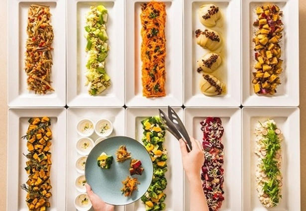オードブルやブルスケッタで野菜を“少しずつ、たくさん”楽しむ, ライブキッチンで五感が満たされる！ビーフステーキ、にぎり寿司、海老の天ぷらも, 苺好き必見！約12種の苺デザートで“心ときめく”デザートタイム, シェフ渾身のひと皿「牛肉のパイ包み焼き」＆「苺のヴァシュラン仕立て」は必食, 3ホテル合同スタンプラリーでお得にブッフェ巡り