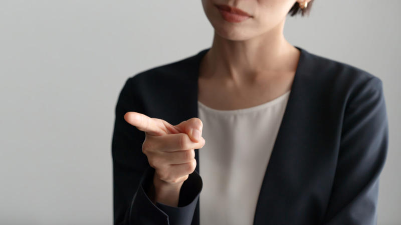 なぜ「文句ばかり言う人」と一緒にいると疲れるのか？, 相手のストレスを「コピー」してしまう, 解決できない無力感が溜まっていく, 気づかないうちに「脳」を使い切っている, 文句ばかり言う人の心理とは？, 自分を守るための「責任転嫁」, 文句を言うことが「快感」になっている, 「構ってほしい」という甘え, 自分の「正解」を押し付けてしまう, 文句ばかり言う人のターゲットになりやすい人の特徴, いつでも話を聞いてくれる「聞き上手」, 何とかしてあげたい「真面目な人」, 反応が良すぎる「感情豊かな人」, 文句ばかり言う人を上手にスルーするコツ, 「共感」はしても「同意」はしない, 「で、どうしたい？」と聞き返す, 最初に「終わりの時間」を決めておく, もし自分が「文句ばかり言う人」になりかけたら, 「事実」と「感情」を分けて考える, 脳のクセを直す「良かったこと探し」, 「変えられないこと」は諦める, 自分の「機嫌」を相手に委ねないために