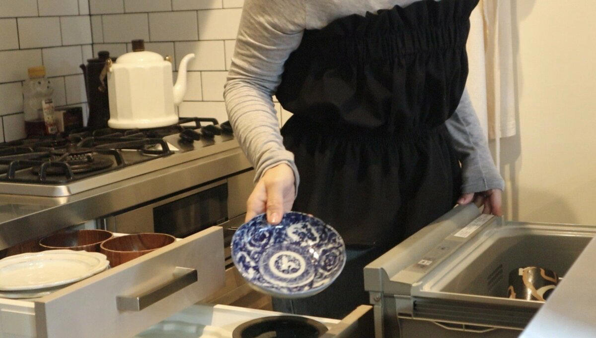 見た目から使いやすさ重視へ。キッチンを最初に変えた, カトラリーは「出しっぱなし収納」にした, 隠すのは「統一感が出ないもの」と「視界を乱すもの」, キッチンを整えたら疲れにくくなった, キッチンは「自分の機嫌も整える場所」