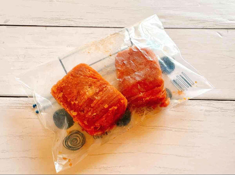 コストコの「バジルマリナラソース」の値段と量, コストコの「バジルマリナラソース」の原材料, コストコの「バジルマリナラソース」の賞味期限, コストコの「バジルマリナラソース」の冷蔵・冷凍保存方法, コストコの「バジルマリナラソース」で作ったピザパイ, コストコの「バジルマリナラソース」で作ったトマトパスタ, コストコの「バジルマリナラソース」で作ったマルゲリータ, コストコのトマトソース、どれを買うか迷っている方へ, 味付け不要で簡単調理したい人向け！ 「クラシコ パスタソース バジル＆トマト」, 健康志向な方向け！ 過去販売の「オーガニック マリナラソース」, Q1：「バジルマリナラソース」は離乳食に使えますか？, Q2：余ったソースを使い切るための冷凍保存のコツは？, Q3：「クラシコ パスタソース バジル＆トマト」とどっちが美味しいですか？, Q4：パスタ以外にどんな使い道がありますか？, Q5：一人暮らしでも2本（1.36kg）は使い切れますか？, Q6：酸味が強い場合はどうすればいいですか？, Q7：コストコの「オーガニック マリナラソース」との違いは何ですか？