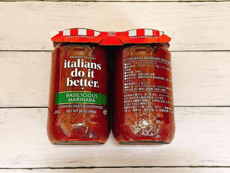 コストコの「バジルマリナラソース」の値段と量, コストコの「バジルマリナラソース」の原材料, コストコの「バジルマリナラソース」の賞味期限, コストコの「バジルマリナラソース」の冷蔵・冷凍保存方法, コストコの「バジルマリナラソース」で作ったピザパイ, コストコの「バジルマリナラソース」で作ったトマトパスタ, コストコの「バジルマリナラソース」で作ったマルゲリータ, コストコのトマトソース、どれを買うか迷っている方へ, 味付け不要で簡単調理したい人向け！ 「クラシコ パスタソース バジル＆トマト」, 健康志向な方向け！ 過去販売の「オーガニック マリナラソース」, Q1：「バジルマリナラソース」は離乳食に使えますか？, Q2：余ったソースを使い切るための冷凍保存のコツは？, Q3：「クラシコ パスタソース バジル＆トマト」とどっちが美味しいですか？, Q4：パスタ以外にどんな使い道がありますか？, Q5：一人暮らしでも2本（1.36kg）は使い切れますか？, Q6：酸味が強い場合はどうすればいいですか？, Q7：コストコの「オーガニック マリナラソース」との違いは何ですか？