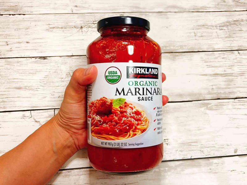コストコの「バジルマリナラソース」の値段と量, コストコの「バジルマリナラソース」の原材料, コストコの「バジルマリナラソース」の賞味期限, コストコの「バジルマリナラソース」の冷蔵・冷凍保存方法, コストコの「バジルマリナラソース」で作ったピザパイ, コストコの「バジルマリナラソース」で作ったトマトパスタ, コストコの「バジルマリナラソース」で作ったマルゲリータ, コストコのトマトソース、どれを買うか迷っている方へ, 味付け不要で簡単調理したい人向け！ 「クラシコ パスタソース バジル＆トマト」, 健康志向な方向け！ 過去販売の「オーガニック マリナラソース」, Q1：「バジルマリナラソース」は離乳食に使えますか？, Q2：余ったソースを使い切るための冷凍保存のコツは？, Q3：「クラシコ パスタソース バジル＆トマト」とどっちが美味しいですか？, Q4：パスタ以外にどんな使い道がありますか？, Q5：一人暮らしでも2本（1.36kg）は使い切れますか？, Q6：酸味が強い場合はどうすればいいですか？, Q7：コストコの「オーガニック マリナラソース」との違いは何ですか？
