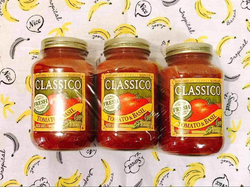 コストコの「バジルマリナラソース」の値段と量, コストコの「バジルマリナラソース」の原材料, コストコの「バジルマリナラソース」の賞味期限, コストコの「バジルマリナラソース」の冷蔵・冷凍保存方法, コストコの「バジルマリナラソース」で作ったピザパイ, コストコの「バジルマリナラソース」で作ったトマトパスタ, コストコの「バジルマリナラソース」で作ったマルゲリータ, コストコのトマトソース、どれを買うか迷っている方へ, 味付け不要で簡単調理したい人向け！ 「クラシコ パスタソース バジル＆トマト」, 健康志向な方向け！ 過去販売の「オーガニック マリナラソース」, Q1：「バジルマリナラソース」は離乳食に使えますか？, Q2：余ったソースを使い切るための冷凍保存のコツは？, Q3：「クラシコ パスタソース バジル＆トマト」とどっちが美味しいですか？, Q4：パスタ以外にどんな使い道がありますか？, Q5：一人暮らしでも2本（1.36kg）は使い切れますか？, Q6：酸味が強い場合はどうすればいいですか？, Q7：コストコの「オーガニック マリナラソース」との違いは何ですか？