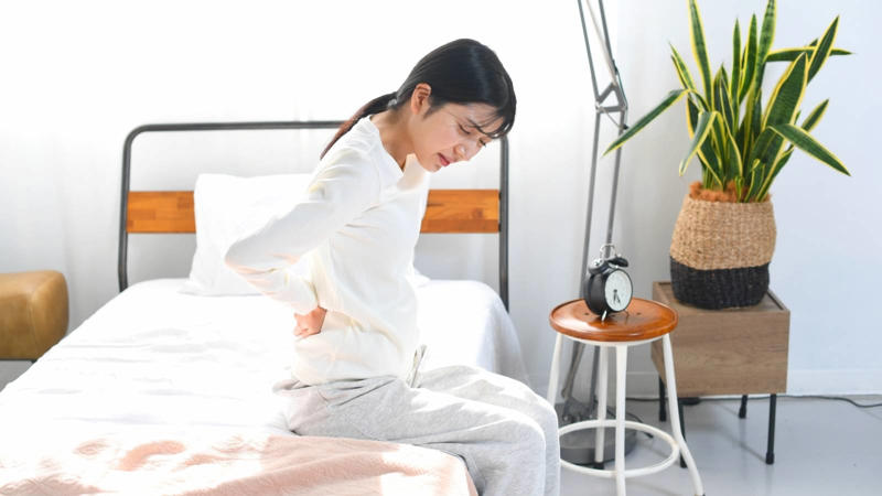 仰向けで腰がつらくなる理由, 腸腰筋をゆるめると、腰もお腹もラクになる, 座り姿勢で固まる腸腰筋は、椅子で伸ばそう, 腰がラクになる腸腰筋チェアストレッチ