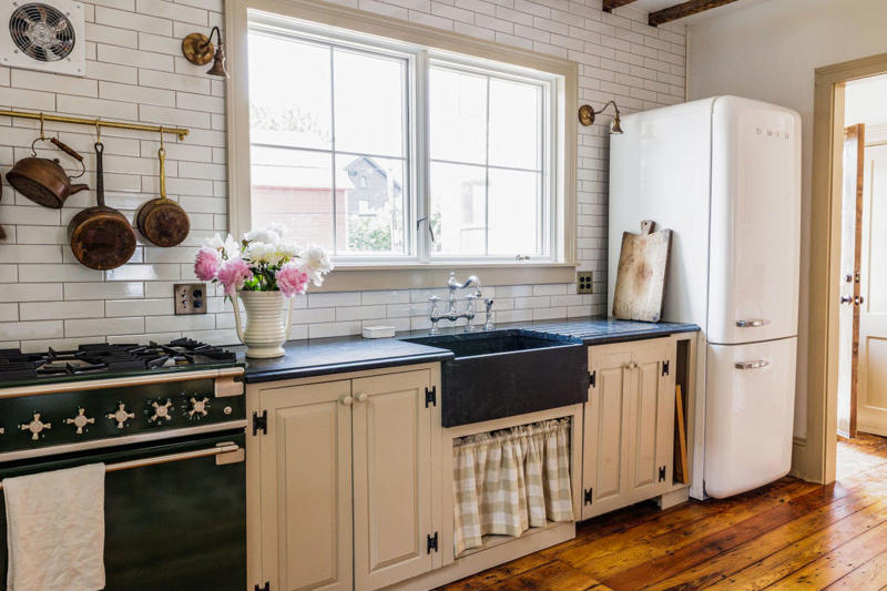 Boring Can Lights, Too Many Materials , A Big, Bulky Built-In Island, Two-Toned Cabinetry, Upper Cabinets, Ho-Hum Countertops , Countertop Drying Racks