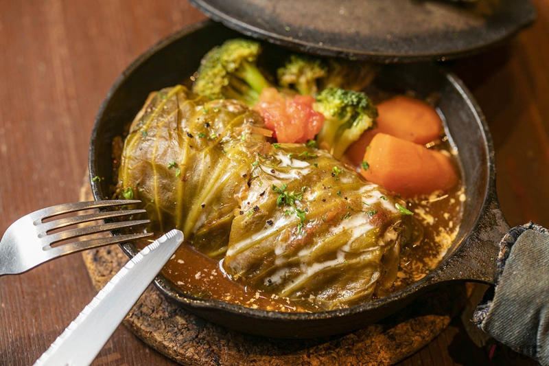 現経済産業省のサロンとして誕生した洋風飲食店が店のルーツ, 店伝統の味「ロールキャベツ　トマトソース」, スモーキーな香りがたまらない！　備長炭で火を入れる「黒いハンバーグ」, イカがミートボールと合うのに衝撃！「白いミートボール」