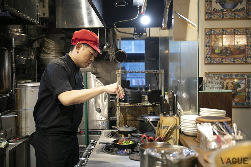 現経済産業省のサロンとして誕生した洋風飲食店が店のルーツ, 店伝統の味「ロールキャベツ　トマトソース」, スモーキーな香りがたまらない！　備長炭で火を入れる「黒いハンバーグ」, イカがミートボールと合うのに衝撃！「白いミートボール」