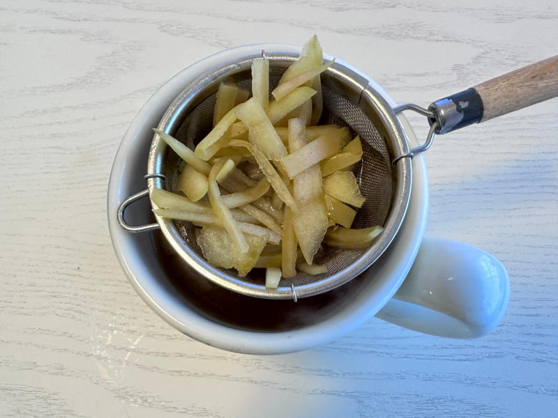 「りんごの皮」、捨ててしまっていませんか？, りんごの皮を使って「自家製アップルティー」を作ろう, 1.皮を千切りにします, 2.水にりんごの皮を入れます, 3.ティーバッグを入れます, 5.茶こしでこします, アップルティーが完成しました, おうち時間に楽しんで