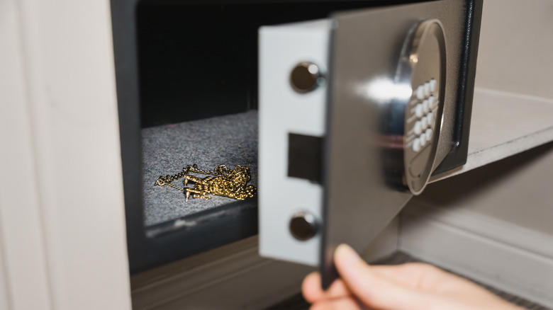 Giving away your room (sometimes), Not providing a secure place to store valuables, Charging hidden extra fees at the time of booking, Not allowing your service dog on the property, Invading your privacy, Methodology