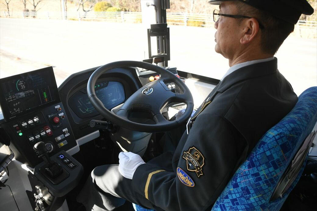 鉄道会社の自動運転バス, 公道での走行実験は東広島市で, センサーの価格は「乗用車1台相当」, 赤信号はカメラで検知, 「レーンチェンジ」が可能に, 「完全ドライバーレス」はまだ先