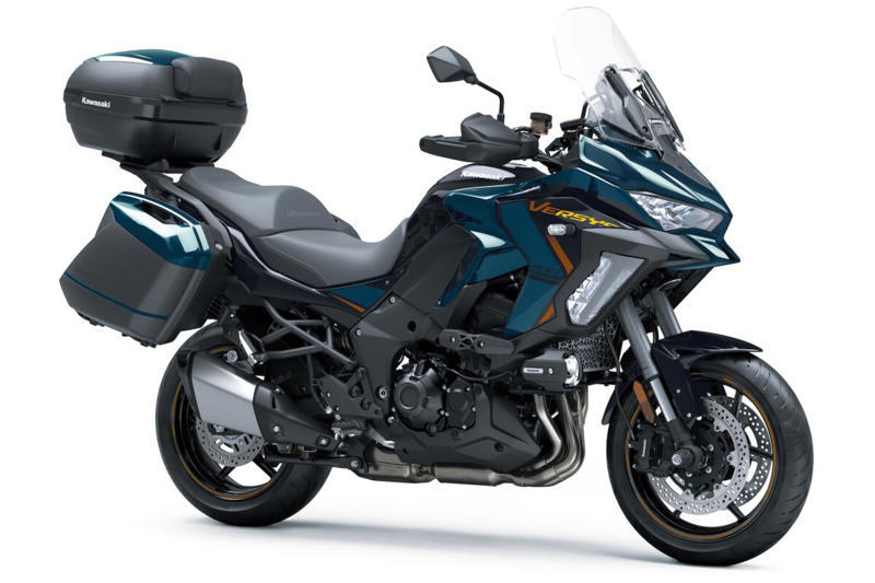 国内4大メーカーがラインナップする「最大燃料タンク容量」のバイクたち, ホンダ「CRF1100Lアフリカツイン・アドベンチャースポーツES」（24L）, スズキ「ハヤブサ」「Vストローム1050（DE）」「Vストローム800」（20L）, カワサキ「ヴェルシス1100 SE」（21L）, ヤマハ「トレイサー9 GT（+ Y-AMT）」（19L）