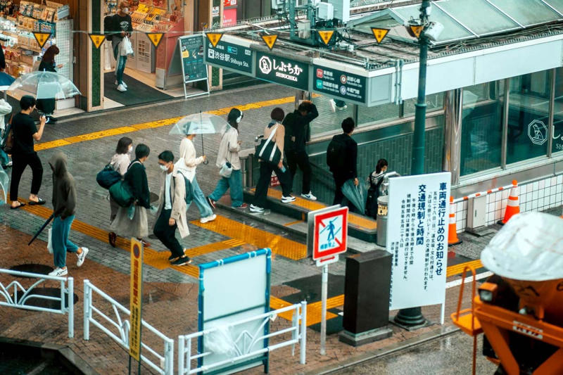 調査結果が映す鉄道利用の現場, 問題は「設備」ではなく「振る舞い」, 移動空間への期待の食い違い, 慣れ親しんだ行動の持ち込み, ルールを知っても動かない判断, 空間が行動を誘導する発想