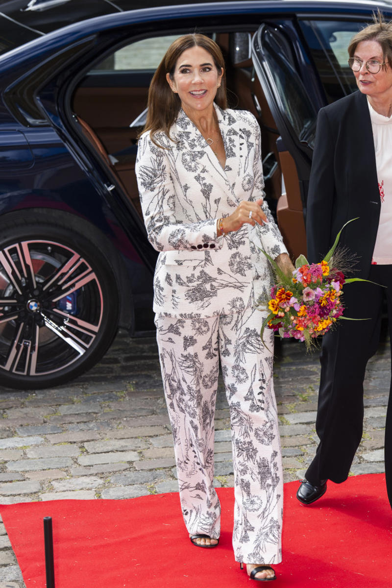 Queen Mary of Denmark Princess Sofia of Sweden, Queen Mathilde of Belgium, Princess Eugenie of York, Queen Letizia of Spain, Crown Princess Mette-Marit of Norway, Princess Madeleine of Sweden, Grand Duchess Maria Teresa of Luxembourg, Crown Princess Victoria of Sweden, Grand Duchess Stéphanie of Luxembourg, Princess Beatrice of York, Queen Mary of Denmark, Princess Marie-Chantal of Greece, Catherine, Princess of Wales, Sophie, Duchess of Edinburgh, Zara Tindall, Queen Máxima of the Netherlands, Meghan, Duchess of Sussex, Princess Charlene of Monaco