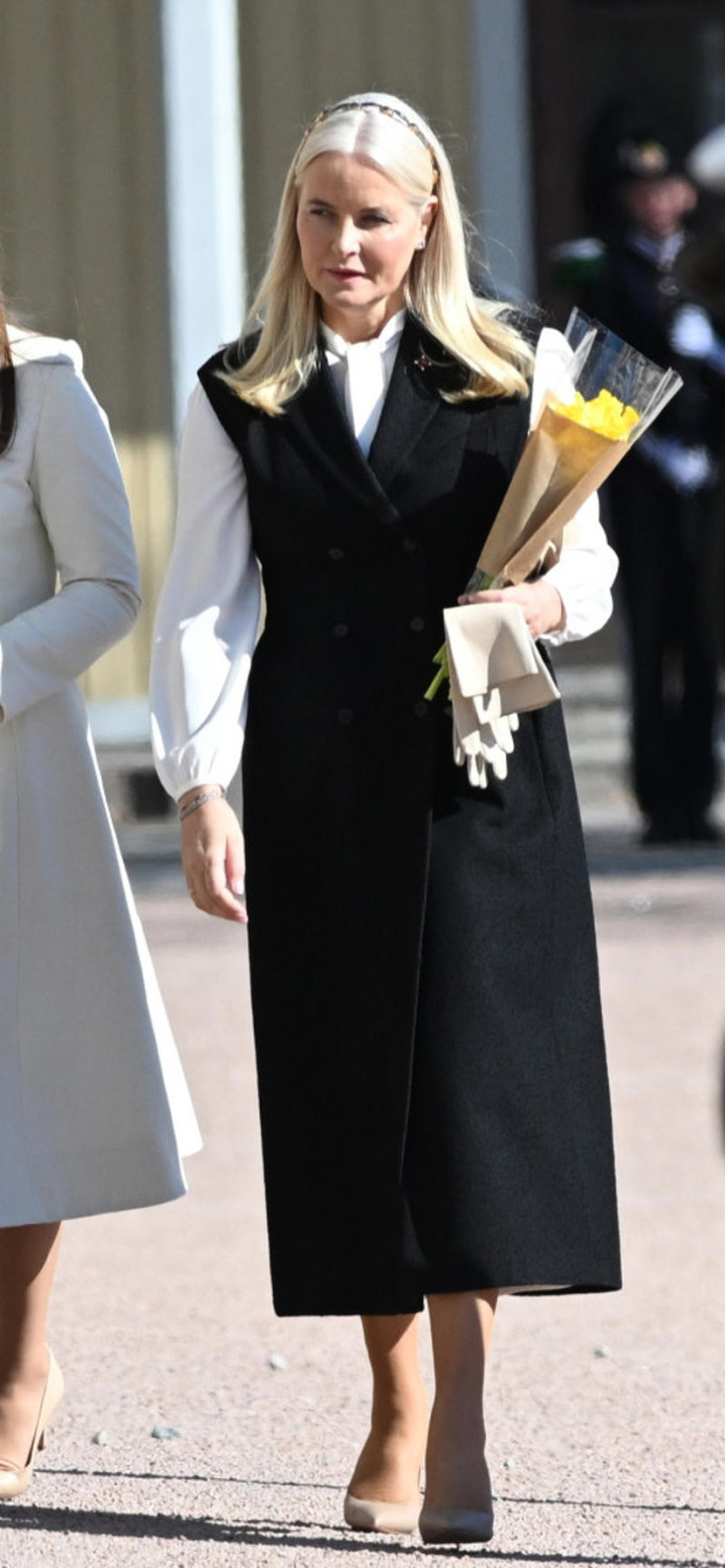 Crown Princess Mette-Marit of Norway Princess Sofia of Sweden, Queen Mathilde of Belgium, Princess Eugenie of York, Queen Letizia of Spain, Crown Princess Mette-Marit of Norway, Princess Madeleine of Sweden, Grand Duchess Maria Teresa of Luxembourg, Crown Princess Victoria of Sweden, Grand Duchess Stéphanie of Luxembourg, Princess Beatrice of York, Queen Mary of Denmark, Princess Marie-Chantal of Greece, Catherine, Princess of Wales, Sophie, Duchess of Edinburgh, Zara Tindall, Queen Máxima of the Netherlands, Meghan, Duchess of Sussex, Princess Charlene of Monaco
