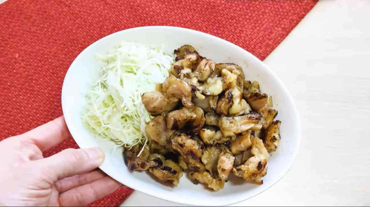 焼き鳥屋さんの味をお家で楽しめる！, 野菜と一緒に炒めてメインおかずにも！, 業務スーパーの「備長炭で焼いた串なし焼き鳥(ハラミ)」の詳細, チョコとお餅は最強コンビ！解凍時間で違った味わいに！, トーストにアレンジ！, フルーツを乗せておしゃれにアレンジ, 業務スーパーの「ホイップクリーム大福　チョコ」の詳細, 大きな角煮に大満足, 角煮カレーうどんにアレンジ！, 業務スーパーの「やわらか角煮カレー」の詳細