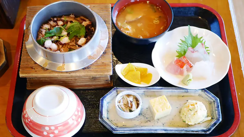 鴨居で60年以上続く、鮮魚の家業, 活きた地蛸を使い、手間を惜しまぬ炊き上げ。唯一無二の「たこ釜飯」, 前菜から刺身、あら汁まで満足度抜群の贅沢定食, “ここだけの味”を求めて訪れる価値あり