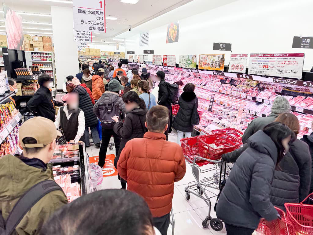 開店前から行列！ 街の期待が集まる新店舗, オーケーが支持される理由は「価格だけじゃない」, 関西仕様の惣菜＆オリジナル商品が充実, 食品以外も！オーケーのオリジナルにも注目