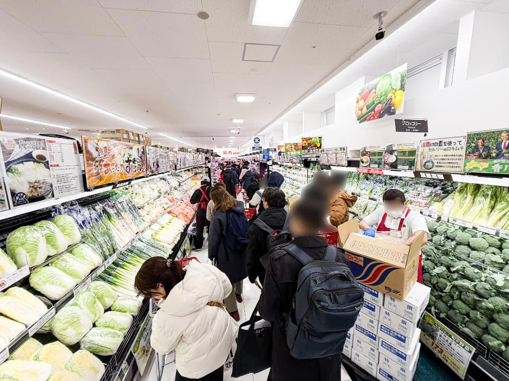 開店前から行列！ 街の期待が集まる新店舗, オーケーが支持される理由は「価格だけじゃない」, 関西仕様の惣菜＆オリジナル商品が充実, 食品以外も！オーケーのオリジナルにも注目