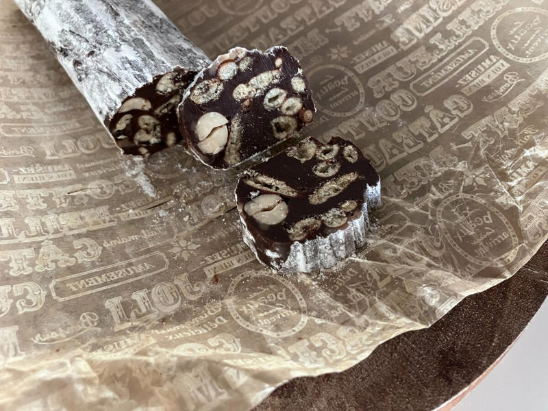 バレンタインはお菓子づくりのチャンス！, フランスの伝統菓子「ソシソン・ショコラ」のつくり方, ドライフルーツの甘酸っぱさとビスケットの食感がたまらない！, 「柿の種」でソシソン ショコラをつくったら