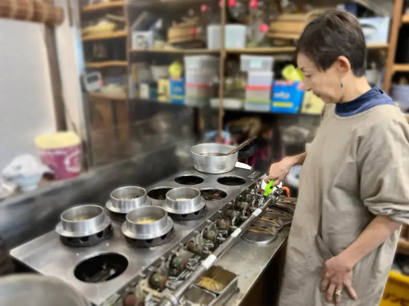 鴨居で60年以上続く、鮮魚の家業, 活きた地蛸を使い、手間を惜しまぬ炊き上げ。唯一無二の「たこ釜飯」, 前菜から刺身、あら汁まで満足度抜群の贅沢定食, “ここだけの味”を求めて訪れる価値あり