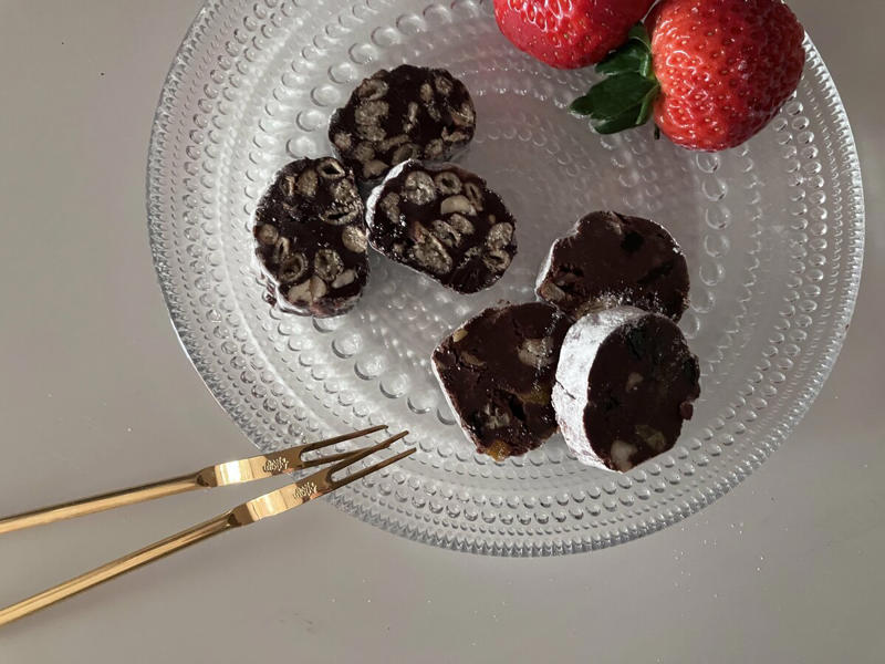 バレンタインはお菓子づくりのチャンス！, フランスの伝統菓子「ソシソン・ショコラ」のつくり方, ドライフルーツの甘酸っぱさとビスケットの食感がたまらない！, 「柿の種」でソシソン ショコラをつくったら
