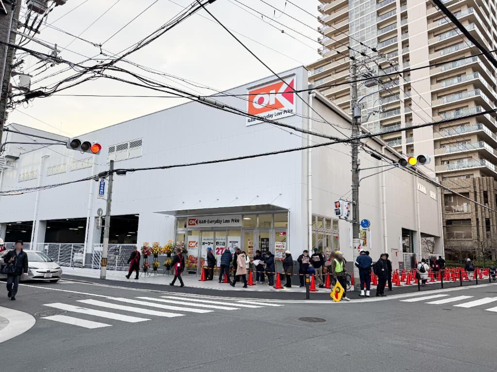 開店前から行列！ 街の期待が集まる新店舗, オーケーが支持される理由は「価格だけじゃない」, 関西仕様の惣菜＆オリジナル商品が充実, 食品以外も！オーケーのオリジナルにも注目