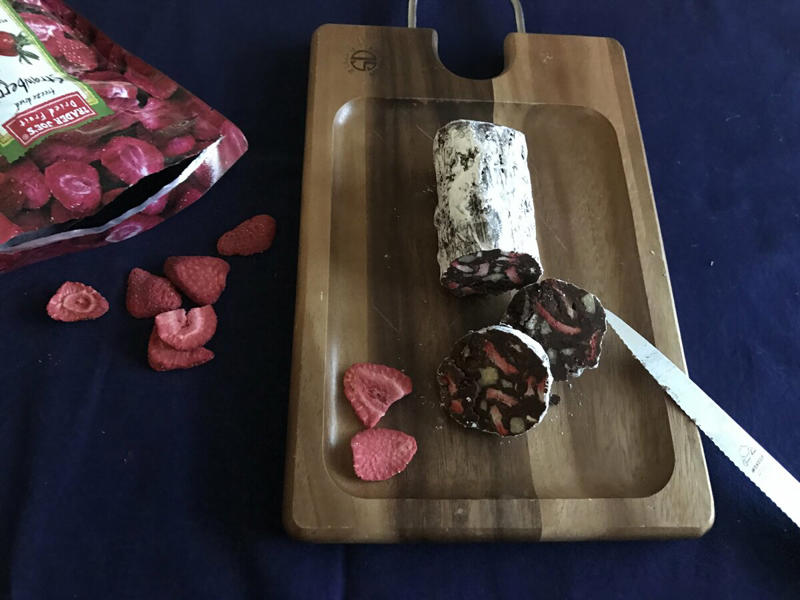 バレンタインはお菓子づくりのチャンス！, フランスの伝統菓子「ソシソン・ショコラ」のつくり方, ドライフルーツの甘酸っぱさとビスケットの食感がたまらない！, 「柿の種」でソシソン ショコラをつくったら