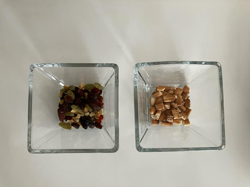 バレンタインはお菓子づくりのチャンス！, フランスの伝統菓子「ソシソン・ショコラ」のつくり方, ドライフルーツの甘酸っぱさとビスケットの食感がたまらない！, 「柿の種」でソシソン ショコラをつくったら