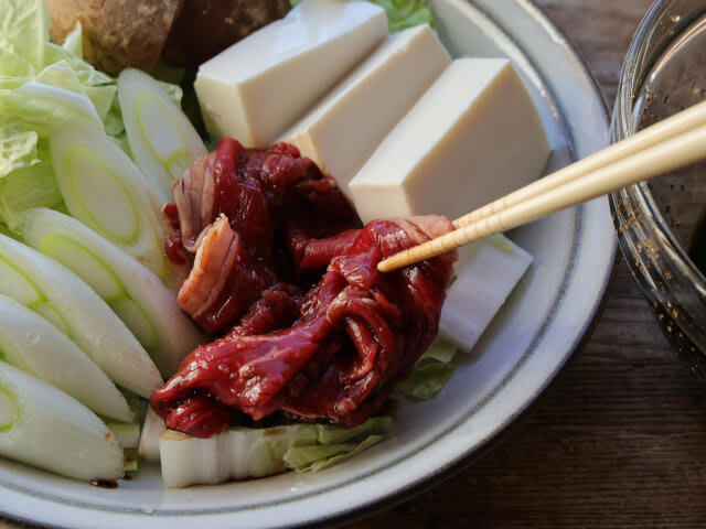 牛肉と白菜のレンジすき焼きを作るのにかかる時間, 牛肉と白菜のレンジすき焼きのカロリー, 牛肉と白菜のレンジすき焼きのレシピ, 牛肉と白菜のレンジすき焼きの材料（1人分）, レンジで牛肉と白菜のすき焼きの作り方