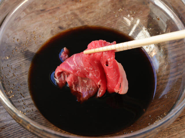牛肉と白菜のレンジすき焼きを作るのにかかる時間, 牛肉と白菜のレンジすき焼きのカロリー, 牛肉と白菜のレンジすき焼きのレシピ, 牛肉と白菜のレンジすき焼きの材料（1人分）, レンジで牛肉と白菜のすき焼きの作り方
