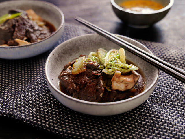 牛肉と白菜のレンジすき焼きを作るのにかかる時間, 牛肉と白菜のレンジすき焼きのカロリー, 牛肉と白菜のレンジすき焼きのレシピ, 牛肉と白菜のレンジすき焼きの材料（1人分）, レンジで牛肉と白菜のすき焼きの作り方