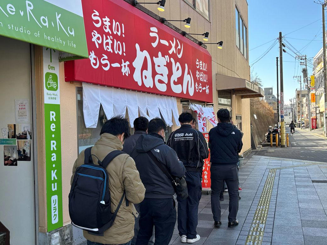 1年間、家賃を払い続けたテナントだった, 学生もお金持ちも同じカウンターで食べられる一杯を, トッピングにも様々な工夫が込められている, 初期投資に気をつけて、勝てる設計をする, 思想と計算が「1杯790円」を作った