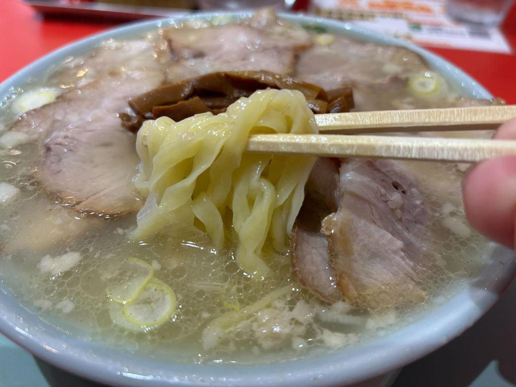 1年間、家賃を払い続けたテナントだった, 学生もお金持ちも同じカウンターで食べられる一杯を, トッピングにも様々な工夫が込められている, 初期投資に気をつけて、勝てる設計をする, 思想と計算が「1杯790円」を作った