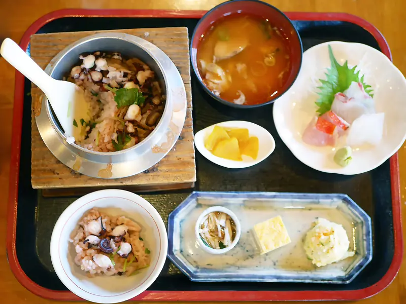 鴨居で60年以上続く、鮮魚の家業, 活きた地蛸を使い、手間を惜しまぬ炊き上げ。唯一無二の「たこ釜飯」, 前菜から刺身、あら汁まで満足度抜群の贅沢定食, “ここだけの味”を求めて訪れる価値あり