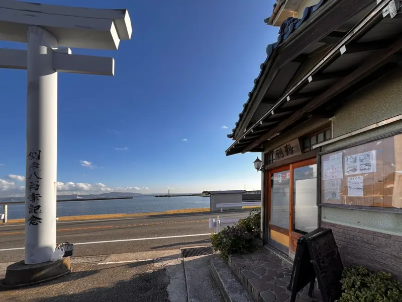 鴨居で60年以上続く、鮮魚の家業, 活きた地蛸を使い、手間を惜しまぬ炊き上げ。唯一無二の「たこ釜飯」, 前菜から刺身、あら汁まで満足度抜群の贅沢定食, “ここだけの味”を求めて訪れる価値あり