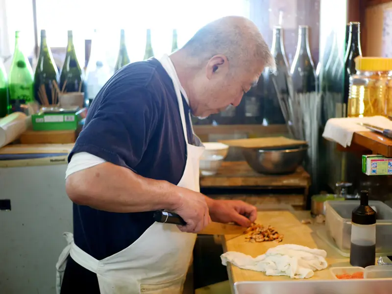 鴨居で60年以上続く、鮮魚の家業, 活きた地蛸を使い、手間を惜しまぬ炊き上げ。唯一無二の「たこ釜飯」, 前菜から刺身、あら汁まで満足度抜群の贅沢定食, “ここだけの味”を求めて訪れる価値あり