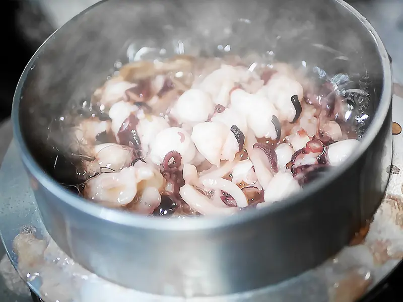 鴨居で60年以上続く、鮮魚の家業, 活きた地蛸を使い、手間を惜しまぬ炊き上げ。唯一無二の「たこ釜飯」, 前菜から刺身、あら汁まで満足度抜群の贅沢定食, “ここだけの味”を求めて訪れる価値あり