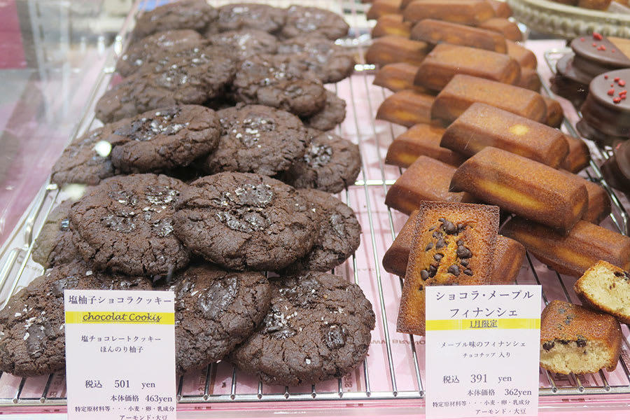 会場に広がる甘い香り…オーブンから届く出来たての「焼き菓子」, ■目の前で焼き上がる「ガレット オ ブール」の厚焼きサブレ ※2月3日まで, ■「パティスリー ルシェルシェ」の焼き菓子たちにワクワク, ■「米粉チュロス専門店PARA」のカラフルなチュロス, あったか室内で味わう「ソフトクリーム」は定番からご褒美系まで, ■「POIRE（ポアール）」のキュートな苺ミルクソフトクリーム, ■「小樽洋菓子舗ルタオ」の贅沢パフェ