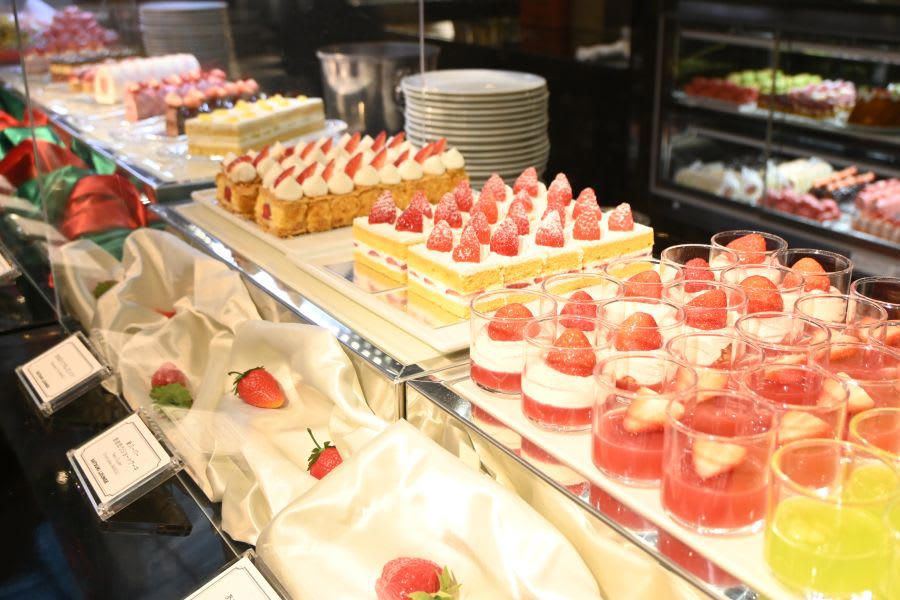 ■ 元祖いちごビュッフェで高級ショートケーキ, ■ いちごを何粒も…目の前で作るオムレット, ■ 生いちごが詰まったボックスから始まる, 【番外編】独自コンセプトのいちごスイーツも