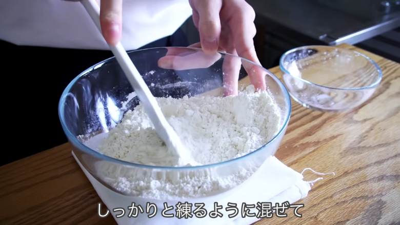 ・材料（ドーナツ約12個分）, ①．切り餅を小さくカットする, ②．電子レンジでお餅を溶かす, ③．②にホットケーキミックスを混ぜる, 4．ドーナツ生地をまとめる, 5．低温の油でじっくり揚げる