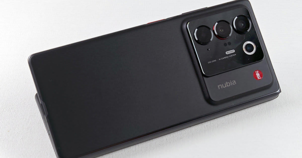 閉じれば普通のスマートフォン, 開けば8インチ画面が使える, Y!mobile契約で最大2万円台で使える, ヒンジの動きもスムーズ, 正方形の大画面で分割表示も可能, 分割画面で2つのアプリを同時利用, ノートPC風のスタイルで文字書きマシンになる, 広角カメラは十分、超広角がやや惜しい, スマートフォンに「機能」より「大画面」を求める人に