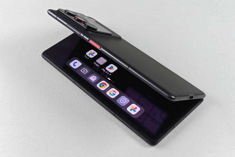 閉じれば普通のスマートフォン, 開けば8インチ画面が使える, Y!mobile契約で最大2万円台で使える, ヒンジの動きもスムーズ, 正方形の大画面で分割表示も可能, 分割画面で2つのアプリを同時利用, ノートPC風のスタイルで文字書きマシンになる, 広角カメラは十分、超広角がやや惜しい, スマートフォンに「機能」より「大画面」を求める人に