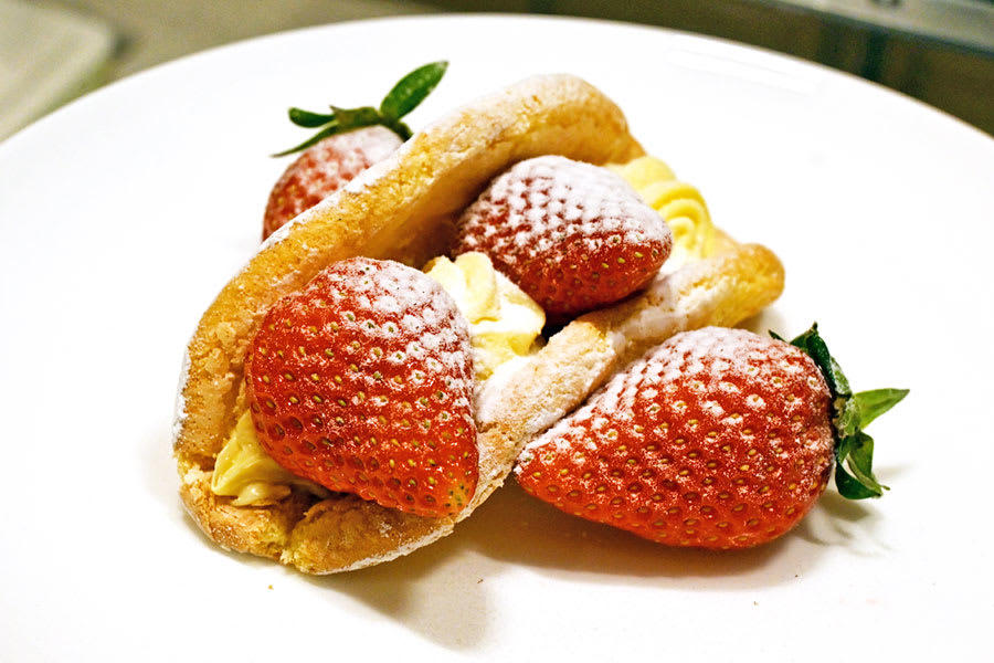 ■ 元祖いちごビュッフェで高級ショートケーキ, ■ いちごを何粒も…目の前で作るオムレット, ■ 生いちごが詰まったボックスから始まる, 【番外編】独自コンセプトのいちごスイーツも