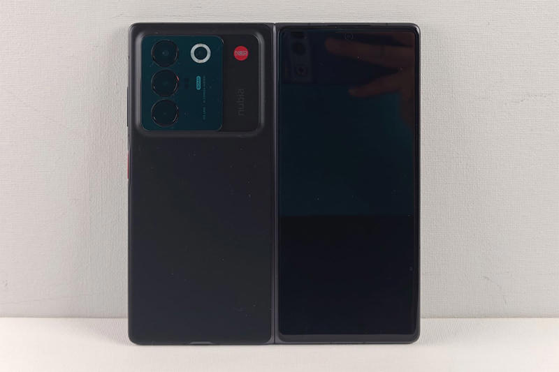 閉じれば普通のスマートフォン, 開けば8インチ画面が使える, Y!mobile契約で最大2万円台で使える, ヒンジの動きもスムーズ, 正方形の大画面で分割表示も可能, 分割画面で2つのアプリを同時利用, ノートPC風のスタイルで文字書きマシンになる, 広角カメラは十分、超広角がやや惜しい, スマートフォンに「機能」より「大画面」を求める人に