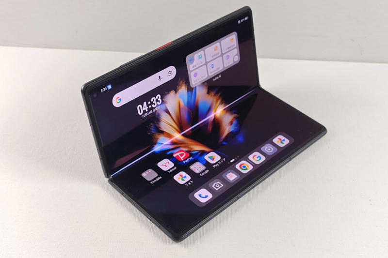 閉じれば普通のスマートフォン, 開けば8インチ画面が使える, Y!mobile契約で最大2万円台で使える, ヒンジの動きもスムーズ, 正方形の大画面で分割表示も可能, 分割画面で2つのアプリを同時利用, ノートPC風のスタイルで文字書きマシンになる, 広角カメラは十分、超広角がやや惜しい, スマートフォンに「機能」より「大画面」を求める人に