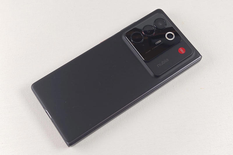 閉じれば普通のスマートフォン, 開けば8インチ画面が使える, Y!mobile契約で最大2万円台で使える, ヒンジの動きもスムーズ, 正方形の大画面で分割表示も可能, 分割画面で2つのアプリを同時利用, ノートPC風のスタイルで文字書きマシンになる, 広角カメラは十分、超広角がやや惜しい, スマートフォンに「機能」より「大画面」を求める人に