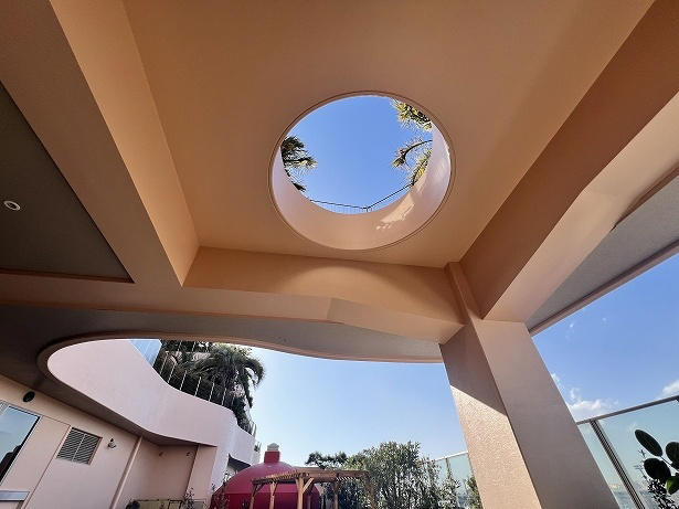 ホテルの中にある日帰り利用OKの温浴施設, 着衣で楽しむ5つの岩盤浴と2つのサウナ, 女性に用意されたのは4つの異なるサウナ, 化石海水源泉の天然温泉に癒やされる, 館内の2つのレストランで食べるサ飯